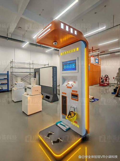 讲解工伤的定义,常见类型,高发行业及危害后果,展示劳动防护用品实物